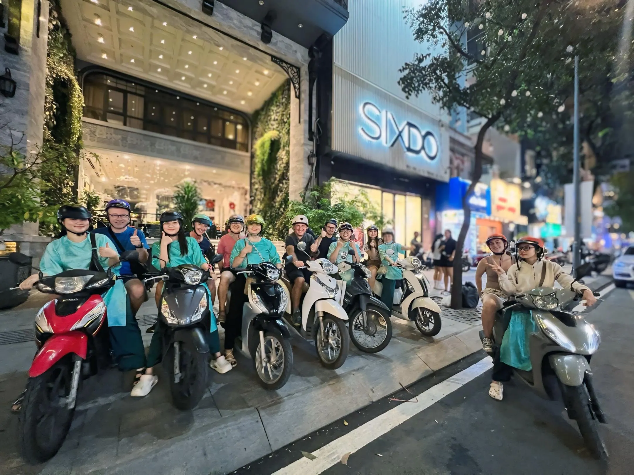 Saigon: Michelin-Rated Street Food Tour with Female Rider